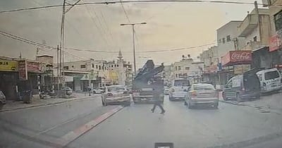 המחבל מגיח, ממטיר יריות על הרכב הנמלט - ובורח | צפו
