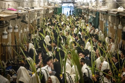 תיעוד | סיבוב השערים בחול המועד סוכות מסביב להר הבית
