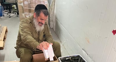 חייל חרדי מכין ציוד לצה"ל