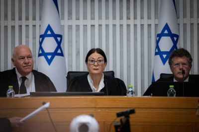 השופטת אסתר חיות ולצידה השופט עוזי פוגלמן