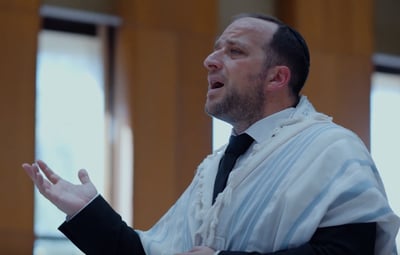 ארי פרייזר מברך בסינגל קליפ חדש: "מי שבירך"