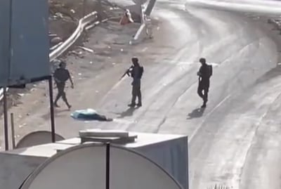 הלוחמים ליד המחבל המחוסל