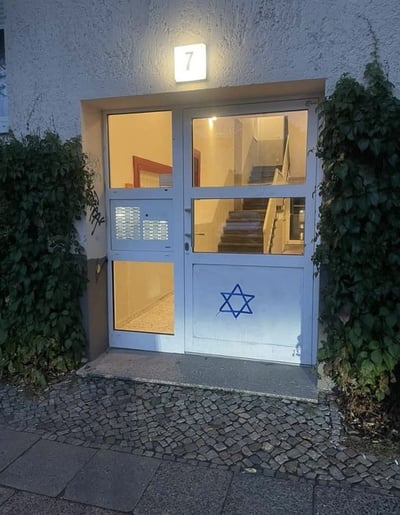 מגן דוד על דלת בניין בו שוכנת משפחה יהודית בברלין