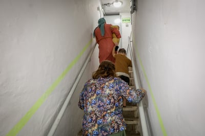 ריצה לחדר מדרגות עם ילדים בעת אזעקה