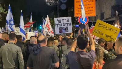 ההפגנה, הערב