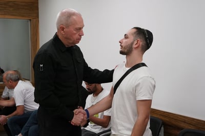 גלנט עם משפחות החטופים 