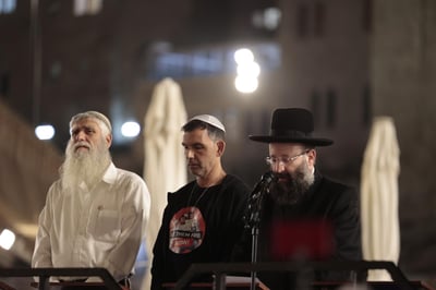 רב הכותל בתפילה לשלום החטופים