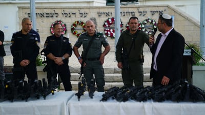 בן גביר בחלוקת נשקים