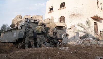 צפו בגלריה: לוחמי צה"ל מתקדמים בלחימה בתוך רצועת עזה