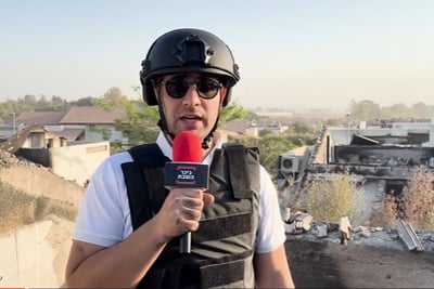 מכאן חדרו המחבלים וביצעו את הטבח | ישי כהן בסיקור מגג הקיבוץ