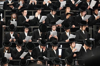 מתפללים "יום כיפור קטן" | ארכיון