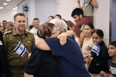 מנופפים עם דגלים: החטופה בת ה-70 עוזבת את בית החולים