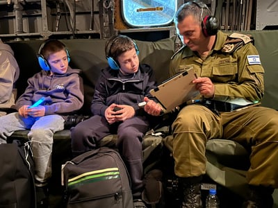 תיעוד מרגש: כך חזרה משפחת גולדשטיין משבי חמאס | צפו