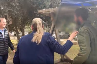 נשיא המדינה ורעייתו עם בנם שהפתיע אותם בקיבוץ בארי