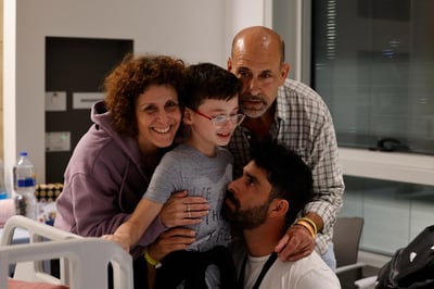 אוהד מונדר מתאחד עם משפחתו 