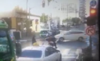 רוכב האופנוע חוצה באדום