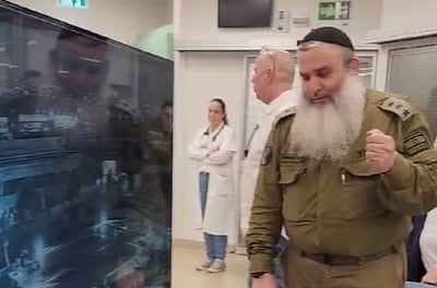 בזמן שהמסוק נחת, רב בית החולים נשא תפילה לפדיון שבויים | תיעוד