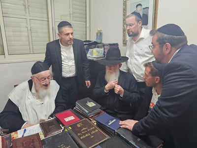 ביקור המשפחות אצל הגרמ"צ | באמצע: נראה ישראל כהן, שארגן את הפגישה
