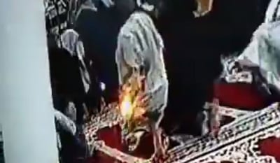 תיעוד שחורך את הרשת בתימן: סוללה מתפוצצת בכיס של מתפלל מוסלמי במסגד