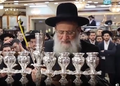 צפו: ראש הישיבה הגאון רבי ראובן אלבז בהדלקת נר ראשון