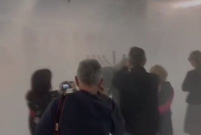 המנהיג הימני מכבה את הנרות