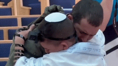 איזה חיבוק! האבא יצא מהלחימה בעזה - ישר לבר מצווה לבנו | צפו