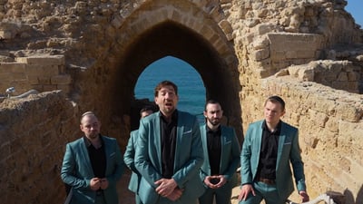 להקת 'רבותיי' במחרוזת הלל ווקאלית מרהיבה