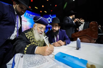 מעמד מרגש: כתיבת אותיות ספר תורה חדש במעמד הראשון לציון הרב יצחק יוסף 
