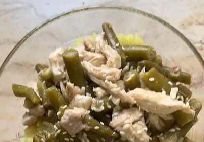 חזה עוף ושעועית ירוקה ברוטב חמצמץ