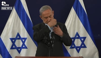 נתניהו נשאל על הדיסקית - ואז שלף אותה מאחורי דש חולצתו