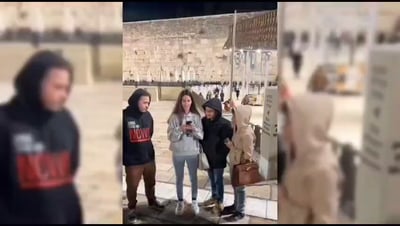 שלוש החטופות ששוחררו - באו לכותל להודות להשם | צפו