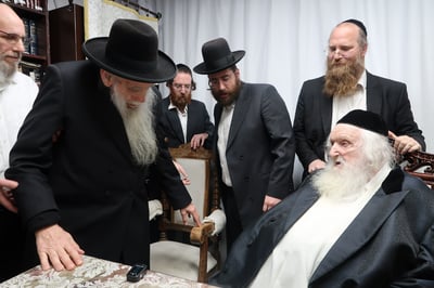 תיעוד מהביקור של הגר"א פלדמן אצל הגר"מ שטרנבוך