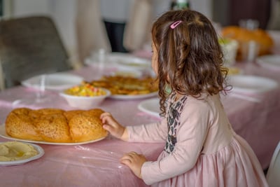 מתארחים בשבת. למצולמת אין קשר לכתבה