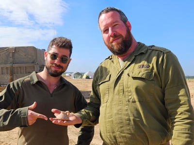 חיילי המילואים עם הנר שמצאו