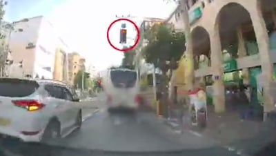 נהג אוטובוס בבני ברק חוצה צומת ברמזור אדום תוך סיכון חיי משתמשי הדרך 