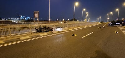 החשודים התגלחו עם האופנוע על הכביש