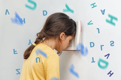 ילדה שכל ראשה עסוק בלימודים