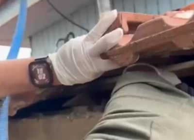 המלחמה בפשיעה: אקדח טעון נחשף בתוך גג רעפים בלוד | צפו