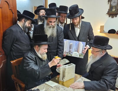 האדמו"ר מרחמסטריווקא ביציקת אבן פינה למרכז הרפואי- שיקומי החדש של 'עלה'