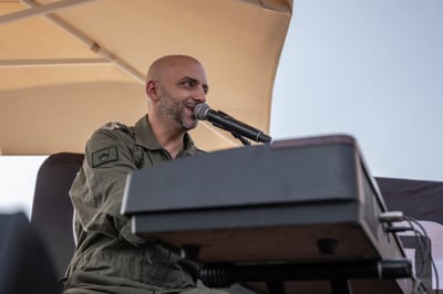 עידן רייכל מופיע בפני חיילים בעזה