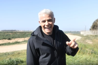 לפיד לאחר נטיעת העץ