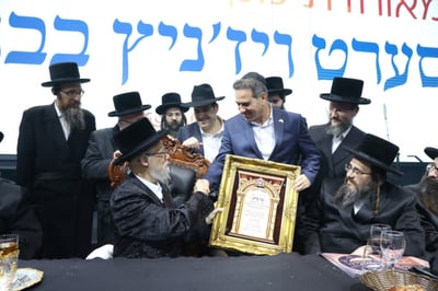 האדמו״ר מסערט ויזניץ העניק אות הוקרה למנכ״ל מאוחדת