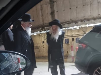 הגר"א דויטש והגר"מ שמידע מחוץ לביתו של האדמו"ר מגור