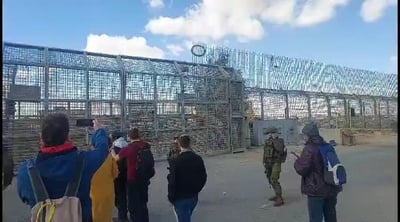 הגיעו לגבול מצרים: בני משפחות החטופים עוצרים בגופם את משאיות הסיוע לעזתים