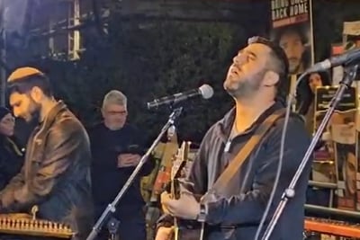 ישי ריבו שר את ״הלב שלי״ בעצרת בכיכר החטופים | צפו