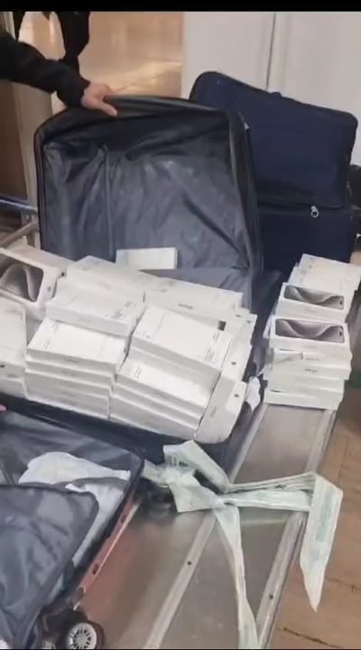 מטורף: ניסו להבריח 174 אייפונים בתוך עגלת תינוק | צפו