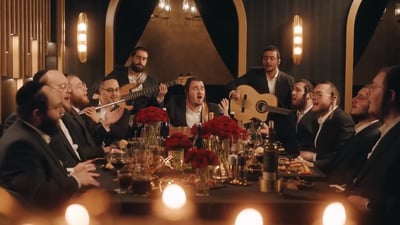 מרדכי קאהן ומקהלת 'ידידים' במחרוזת ראש חודש