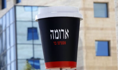 שנתיים אחרי: שתה מסיר שומנים בבית קפה - ותובע מיליונים