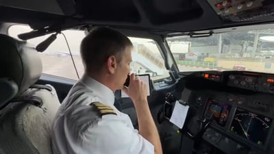 טיסה LY131 | הטייס הודיע מהתא: "נזכיר לכל העולם שאנחנו מחכים להם" 