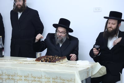 האדמו"ר מסקולען בטקס קביעת המזוזה